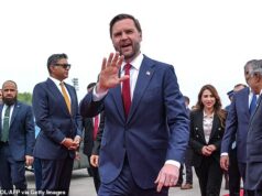 As negociações de paz com o Irã estão em andamento enquanto Trump diz que a América está prestes a ser “carregada de petróleo”… e menciona “alternativas” ao bloqueado Estreito de Ormuz Vance acena olá ao chegar para as negociações de paz EUA-Irã em Islamabad em 11 de abril