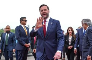 As negociações de paz com o Irã estão em andamento enquanto Trump diz que a América está prestes a ser “carregada de petróleo”… e menciona “alternativas” ao bloqueado Estreito de Ormuz Vance acena olá ao chegar para as negociações de paz EUA-Irã em Islamabad em 11 de abril