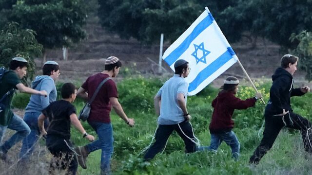 “As pessoas em Gaza são geralmente terroristas. Eles não merecem Colonos israelenses caminham em direção à fronteira Israel-Gaza durante uma manifestação perto do Kibutz Kfar Aza, no sul de Israel, em 5 de fevereiro de 2026.