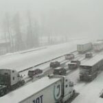 As pistas da I-90 no sentido leste voltam a ser abertas perto do cume do Snoqualmie Pass, as pistas no sentido oeste permanecem fechadas