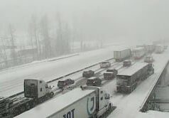 As pistas da I-90 no sentido leste voltam a ser abertas perto do cume do Snoqualmie Pass, as pistas no sentido oeste permanecem fechadas As pistas da I-90 no sentido leste voltam a ser abertas perto do cume do Snoqualmie Pass, as pistas no sentido oeste permanecem fechadas