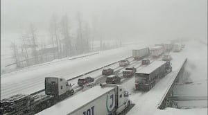 As pistas da I-90 no sentido leste voltam a ser As pistas da I-90 no sentido leste voltam a ser abertas perto do cume do Snoqualmie Pass, as pistas no sentido oeste permanecem fechadas