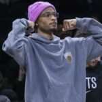 Nic Claxton, que não jogou, comemora depois de uma das poucas boas jogadas dos Nets na derrota por 123-94 para o Pacers em 9 de abril de 2026 no Barclays Center.