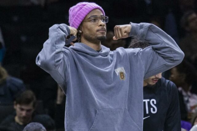 Nic Claxton, que não jogou, comemora depois de uma das poucas boas jogadas dos Nets na derrota por 123-94 para o Pacers em 9 de abril de 2026 no Barclays Center.