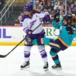 Kelly Pannek, do Minnesota (à esquerda), acerta Lauren Bernard durante o segundo período da derrota dos Sirens por 4 a 1 para o Frost em 11 de abril de 2026.