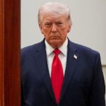 O presidente dos EUA, Donald Trump, chega para um discurso no horário nobre à nação no Cross Hall da Casa Branca em Washington, DC, EUA, na quarta-feira, 1º de abril de 2026.