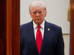 As suspeitas de uso de informações privilegiadas que pairam sobre a presidência de Trump O presidente dos EUA, Donald Trump, chega para um discurso no horário nobre à nação no Cross Hall da Casa Branca em Washington, DC, EUA, na quarta-feira, 1º de abril de 2026.