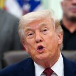 Tropas americanas abriram um buraco em um navio de carga iraniano depois que ele tentou passar pelo bloqueio dos EUA à costa do país, segundo Donald Trump