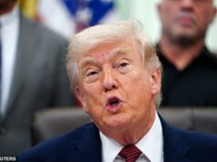 As tropas de Trump explodem um navio de carga iraniano que tentava ultrapassar o bloqueio dos EUA: ‘Nós lhes demos um aviso justo’ Tropas americanas abriram um buraco em um navio de carga iraniano depois que ele tentou passar pelo bloqueio dos EUA à costa do país, segundo Donald Trump