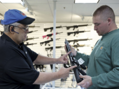 As vendas em lojas de armas aumentam enquanto os virginianos tentam vencer novos controles de armas As vendas em lojas de armas aumentam enquanto os virginianos tentam vencer novos controles de armas