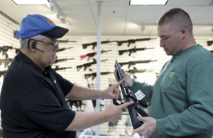 As vendas em lojas de armas aumentam enquanto os virginianos tentam vencer novos controles de armas As vendas em lojas de armas aumentam enquanto os virginianos tentam vencer novos controles de armas