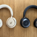 À esquerda, um par de fones de ouvido Soundcore Space One e à direita, um par de fones de ouvido Space One Pro.