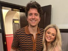 As zombarias não tão familiares de Greg James contra outras estrelas: EDEN CONFIDENTIAL Greg James pronunciou a palavra com F várias vezes na frente de uma multidão que incluía crianças enquanto aparecia ao lado da estrela dos Rivals, Emily Atack, que o elogiou em uma postagem no Instagram (foto)