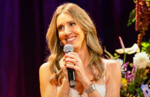 Ashley Hesseltine, co-apresentadora de ‘Girls Gotta Eat’, apresenta especial de comédia de estreia ‘Here Comes the Bride’ (EXCLUSIVO) Ashley Hesseltine, co-apresentadora de 'Girls Gotta Eat', apresenta especial de comédia de estreia 'Here Comes the Bride' (EXCLUSIVO)