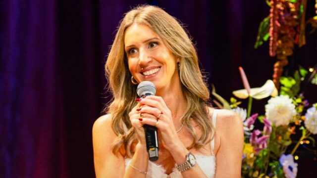 Ashley Hesseltine, co-apresentadora de 'Girls Gotta Eat', apresenta especial de comédia de estreia 'Here Comes the Bride' (EXCLUSIVO)
