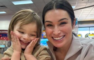 Ashley, de RHORI, defende colocar seus dois filhos na coleira durante passeio solo no zoológico GettyImages-2189922039 Ashley Iaconetti passando de um filho para duas entrevistas exclusivas