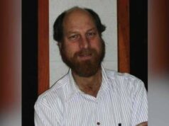 Assassinato de cientista nascido em Calgary está ligado a misteriosas mortes e desaparecimentos nos EUA, apesar da rápida prisão Um homem de meia-idade, barbeado, de terno e gravata, fala atrás de um microfone.