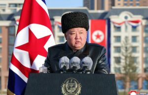 Assista a este vídeo de como um entrevistador de emprego expõe um falso trabalhador de TI norte-coreano North Korean leader Kim Jong Un delivering a speech at the inauguration ceremony of Saeppyol Street in Pyongyang.