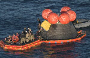 Assista ao momento em que eles abriram a escotilha Artemis II após o splashdown Comandante Reid Wiseman, apontando para os adesivos da espaçonave Orion
