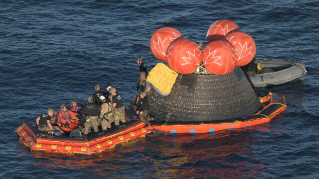 Assista ao momento em que eles abriram a escotilha Artemis Comandante Reid Wiseman, apontando para os adesivos da espaçonave Orion