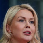 Assista ao vivo: Karoline Leavitt dá entrevista coletiva na Casa Branca