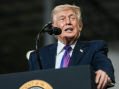 Assistir: Donald Trump fala no evento de ação Turning Point Assistir: Donald Trump fala no evento de ação Turning Point