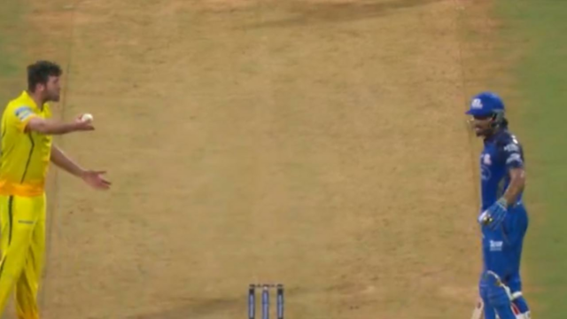 Assistir: Troca acalorada entre Tilak Varma e Jamie Overton no Wankhede Stadium
