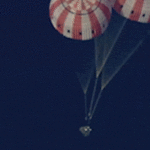 A tripulação do Artemis II regressou à Terra, mergulhando no Oceano Pacífico após uma viagem de dez dias ao espaço.