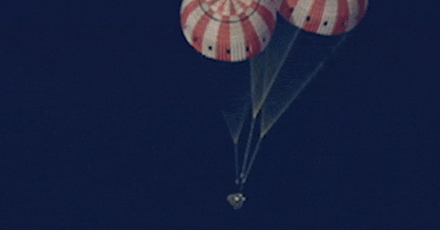 A tripulação do Artemis II regressou à Terra, mergulhando no Oceano Pacífico após uma viagem de dez dias ao espaço.