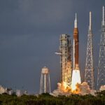 Astronautas da NASA compartilham mensagens de esperança enquanto Artemis II sai da órbita da Terra após completar a queima do motor para embarcar na próxima fase da missão lunar