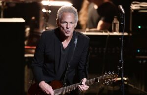 Atacante de Lindsey Buckingham acusado de 7 acusações, incluindo perseguição, ameaças e agressões ao longo de 5 anos Lindsey Buckingham (Getty Images)