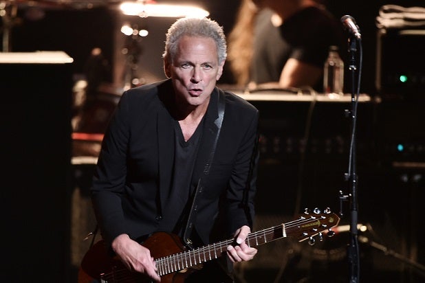 Atacante de Lindsey Buckingham acusado de 7 acusações, incluindo perseguição, Lindsey Buckingham (Getty Images)