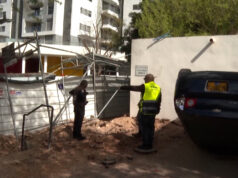 Ataque iraniano com míssil danifica carros e ruas em Israel Ataque iraniano com míssil danifica carros e ruas em Israel