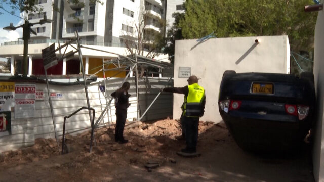 Ataque iraniano com míssil danifica carros e ruas em Israel
