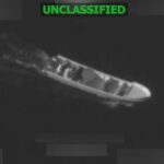 Vídeos postados no X mostraram pequenos barcos movendo-se pela água antes de serem engolfados por uma explosão brilhante.