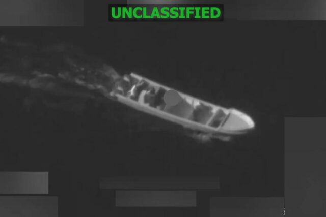 Vídeos postados no X mostraram pequenos barcos movendo-se pela água antes de serem engolfados por uma explosão brilhante.