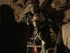 Ataques israelenses ao Líbano visavam minar o cessar-fogo, dizem os críticos O líder da oposição israelense, Yair Lapid, discursa no Knesset, o parlamento de Israel.