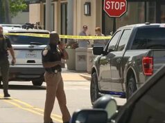 Atirador ativo na praça de alimentação do shopping Louisiana deixa pelo menos 10 feridos Um atirador ativo abriu fogo em uma praça de alimentação dentro do Mall of Louisiana, em Baton Rouge, na tarde de quinta-feira.