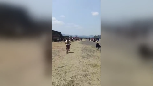 Uma visão de drone dos visitantes do sítio arqueológico de Teotihuacan enquanto eles se reúnem para dar as boas-vindas ao equinócio da primavera, em Teotihuacan, México, 21 de março. - Alberto Fajardo/Reuters/Arquivo