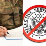 Uma pessoa com uniforme militar assina um contrato com uma caneta.