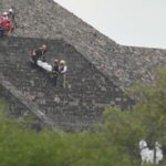 Trabalhadores forenses carregam o corpo de uma vítima para baixo de uma pirâmide depois que as autoridades disseram que um homem armado abriu fogo, em Teotihuacan, México, na segunda-feira.