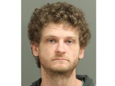 Ator de ‘Jogos Vorazes’ é preso por agressão com arma mortal e intenção de matar Lisa Hochstein Mugshot 2