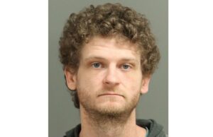 Ator de ‘Jogos Vorazes’ é preso por agressão com arma mortal e intenção de matar Lisa Hochstein Mugshot 2