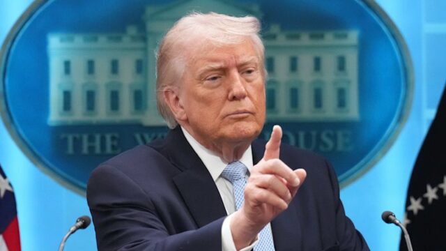 Atualizações AO VIVO da guerra EUA-Irã: Trump diz que os EUA irão ‘bloquear’ o Estreito de Ormuz depois que as negociações de paz falharam devido às ‘ambições nucleares’ do Irã
