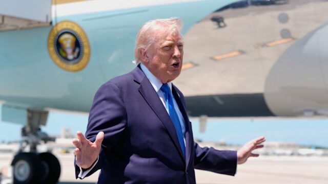 O presidente Donald Trump fala aos repórteres antes de embarcar no Força Aérea Um na Flórida.