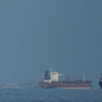 Petroleiros e navios de carga alinharam-se no Estreito de Ormuz durante o seu encerramento.