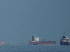 Atualizações ao vivo da guerra EUA-Irã: Estreito de Ormuz ‘completamente aberto’, diz o Irã; A recuperação recorde do mercado de ações continua Petroleiros e navios de carga alinharam-se no Estreito de Ormuz durante o seu encerramento.