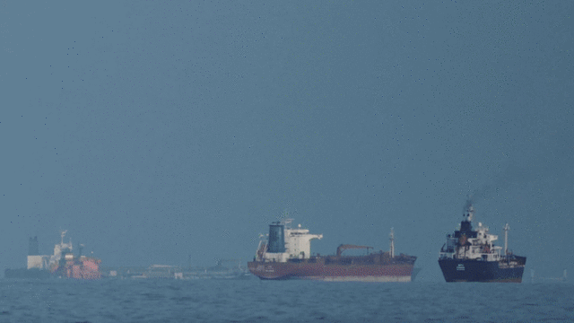 Petroleiros e navios de carga alinharam-se no Estreito de Ormuz durante o seu encerramento.