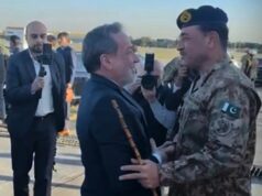 Atualizações ao vivo da guerra EUA-Irã: Pedido de extensão do cessar-fogo ‘não é verdade neste momento’, diz a Casa Branca; Mediadores paquistaneses chegam a Teerã; Bloqueio dos EUA no Estreito de Ormuz continua O chefe do exército do Paquistão, marechal de campo Asim Munir, à direita, é recebido pelo ministro das Relações Exteriores iraniano, Abbas Araghchi.