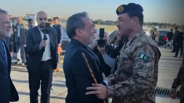 O chefe do exército do Paquistão, marechal de campo Asim Munir, à direita, é recebido pelo ministro das Relações Exteriores iraniano, Abbas Araghchi.